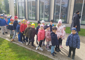 dzieci stoją parami przed Ratuszem